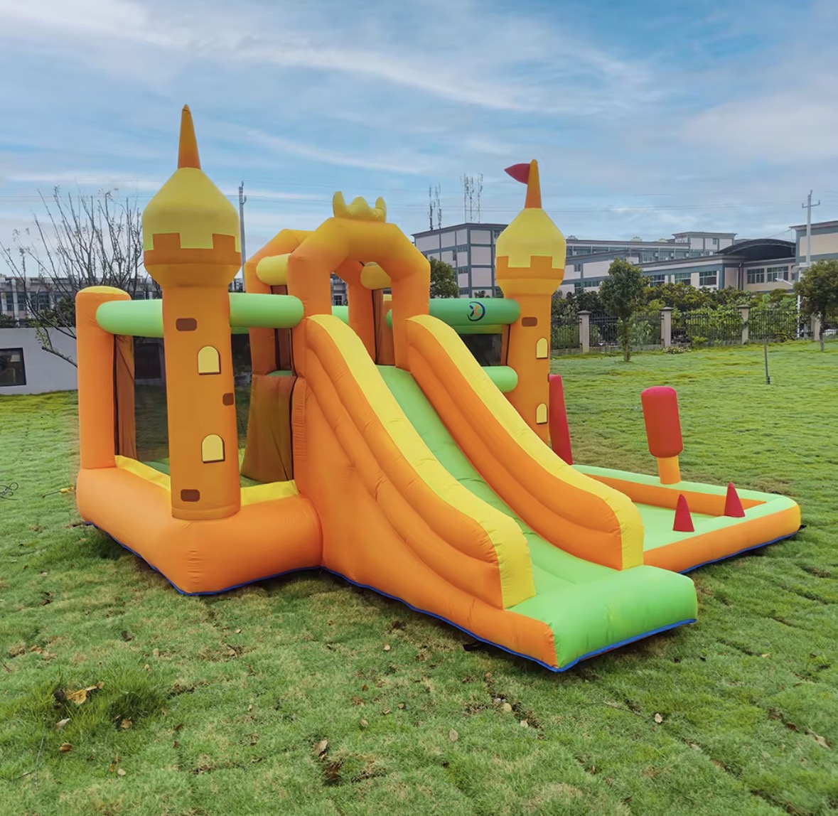 Château gonflable installé dans un jardin