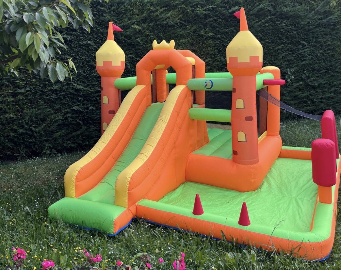 Le Château Royal installé dans un jardin